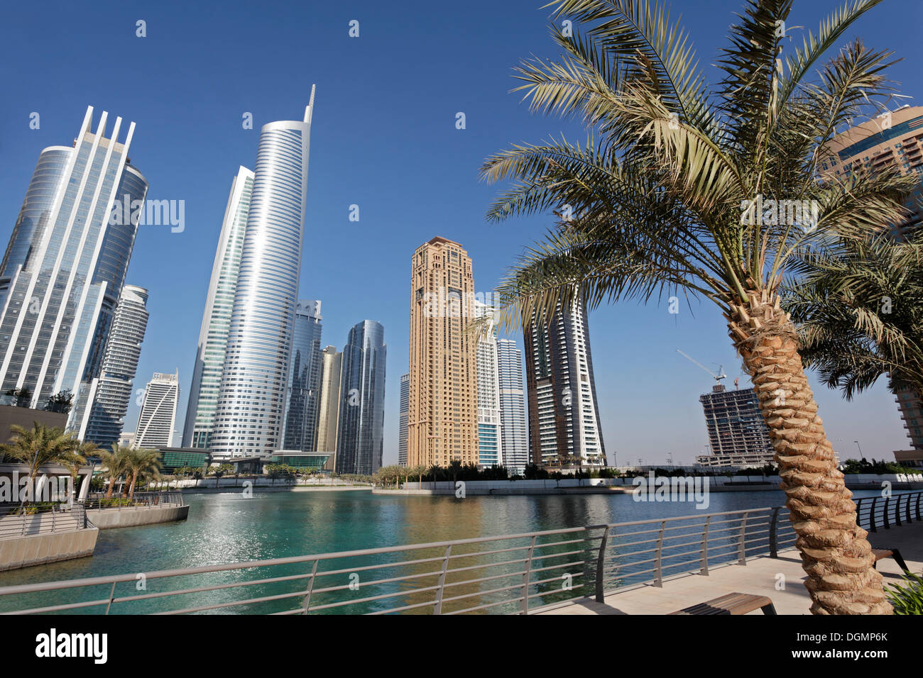 Grattacieli su un lago artificiale, grande progetto di costruzione, Jumeirah Lake Towers, Dubai, Emirati Arabi Uniti Foto Stock