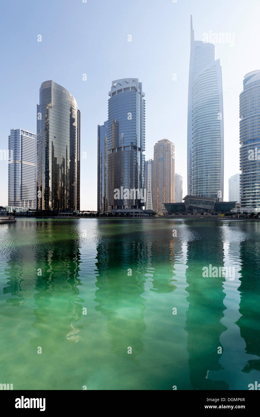 Grattacieli su un lago artificiale, grande progetto di costruzione, Jumeirah Lake Towers, Dubai, Emirati Arabi Uniti Foto Stock