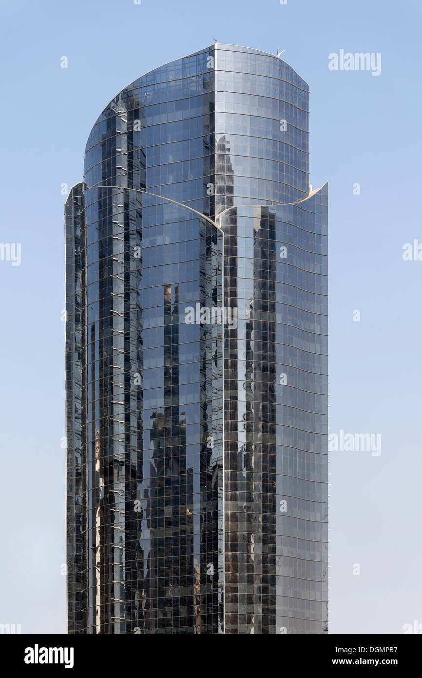 Grattacielo con una facciata con mirroring, grande progetto di costruzione, Jumeirah Lake Towers, Dubai, Emirati Arabi Uniti Foto Stock