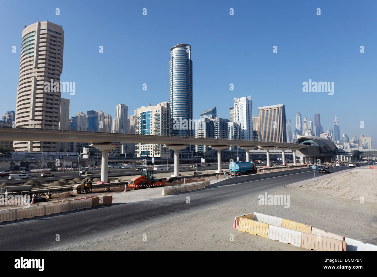 Sheik Zayed Road, costruzione di strade, Jumeirah Lake Towers, Dubai, Emirati Arabi Uniti, Medio Oriente e Asia Foto Stock
