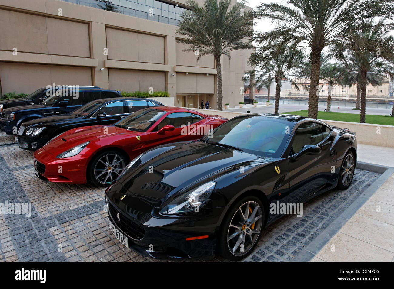 Ferraris parcheggiata di fronte l'hotel di lusso Grosvenor House Dubai Marina District, Dubai, Emirati Arabi Uniti, Medio Oriente Foto Stock
