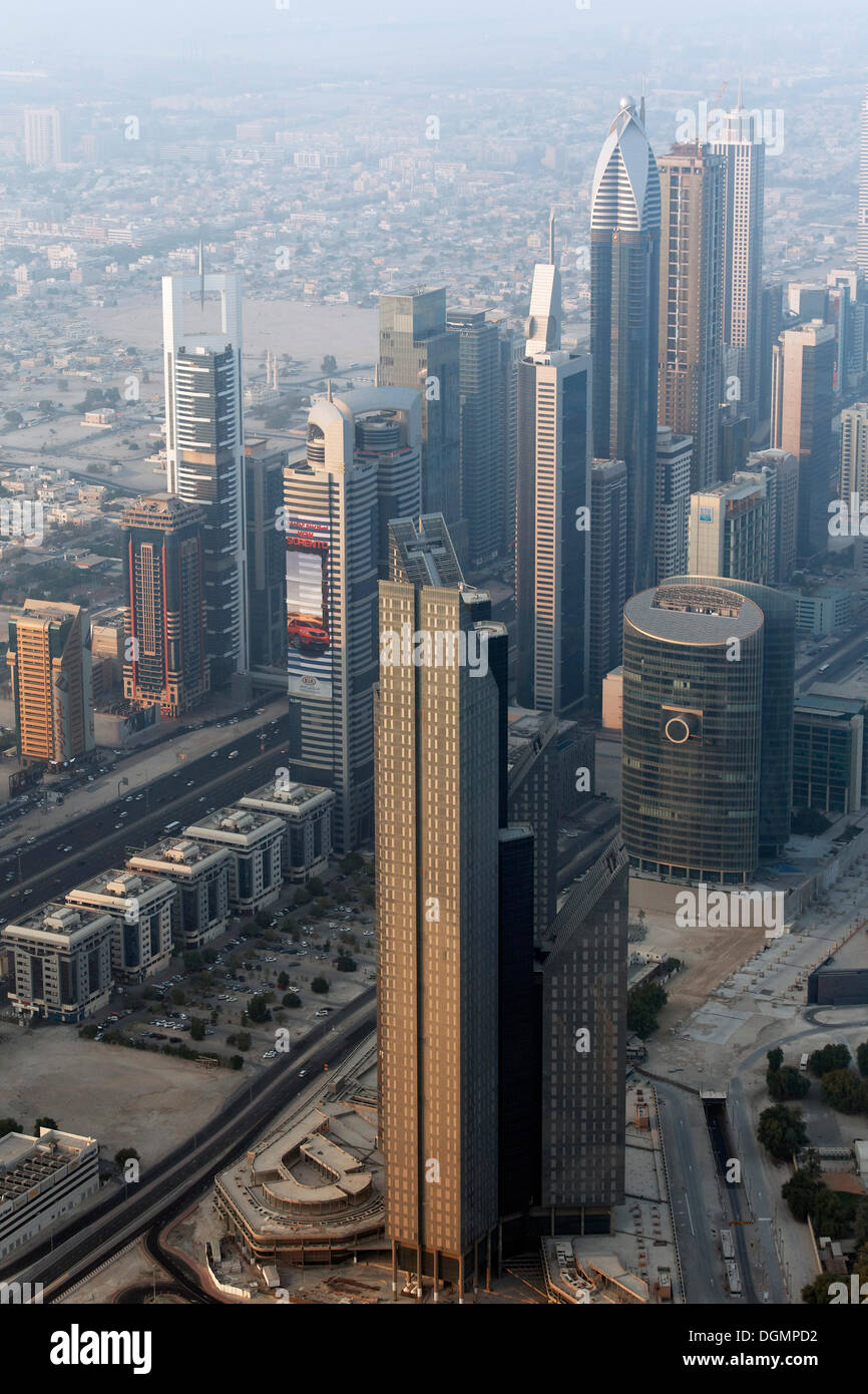 Vista dal Burj Khalifa oltre il centro finanziario internazionale di Dubai, Emirati Arabi Uniti, Medio Oriente e Asia Foto Stock