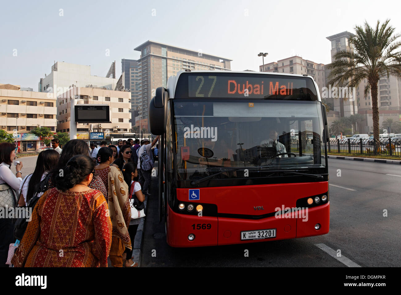 La gente a salire su un autobus a Dubai Mall, Union Square e il Quartiere Deira, Dubai, Emirati Arabi Uniti, Medio Oriente e Asia Foto Stock