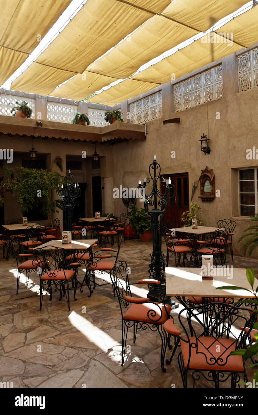 Ristorante in un cortile interno con una tenda, Orient Guest House, il vecchio quartiere di Bastakiya, Bur Dubai, Emirati Arabi Uniti Foto Stock