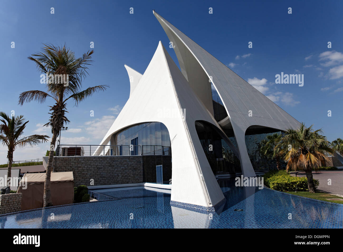 Edificio bianco a forma di vele, Dubai Creek Golf Club, Dubai, Emirati Arabi Uniti, Medio Oriente e Asia Foto Stock