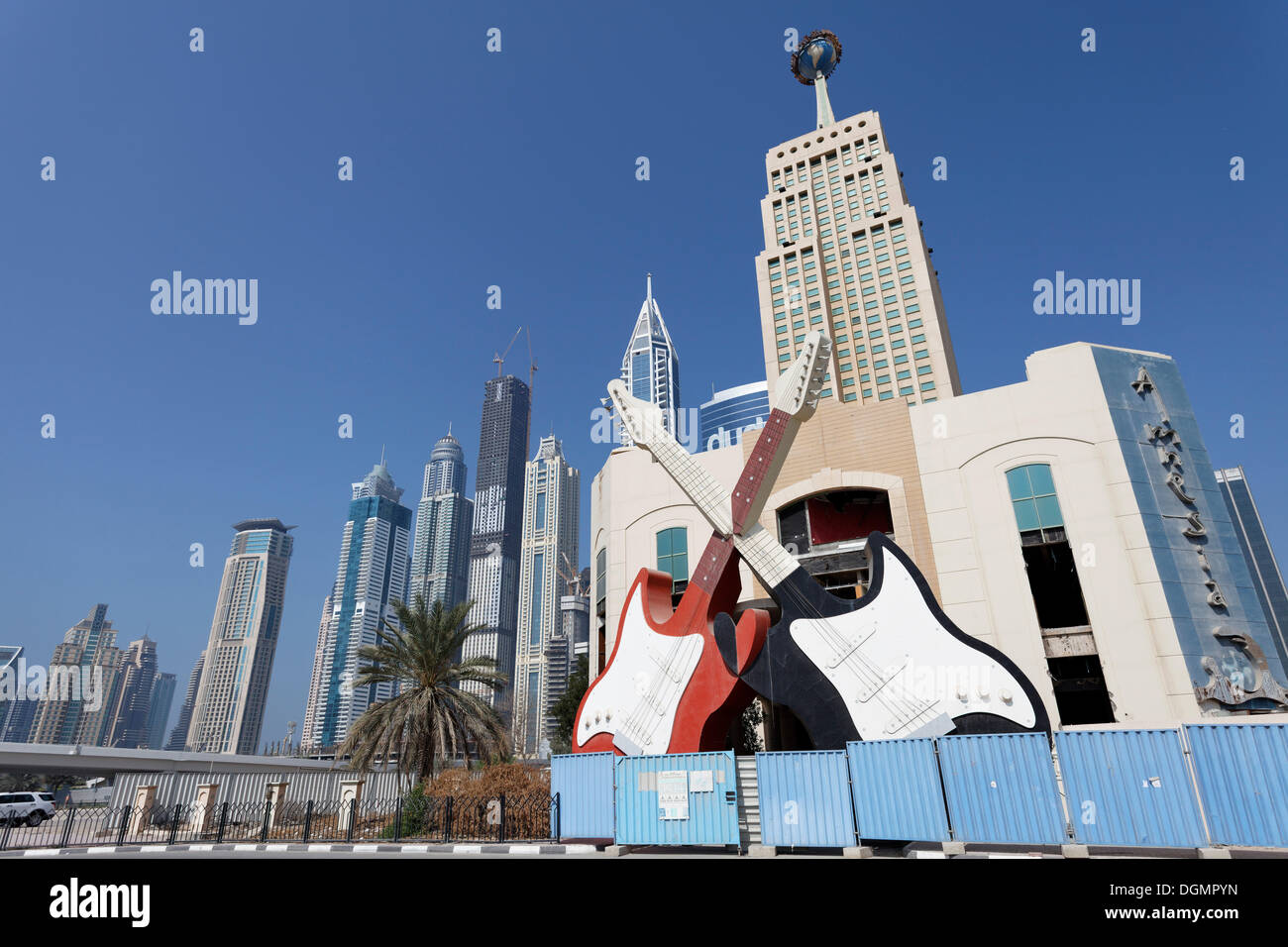 Due monumentali, attraversato chitarre, segno per un nightclub ubicato su Sheikh Zayed Road, Dubai, Emirati Arabi Uniti, Medio Oriente Foto Stock