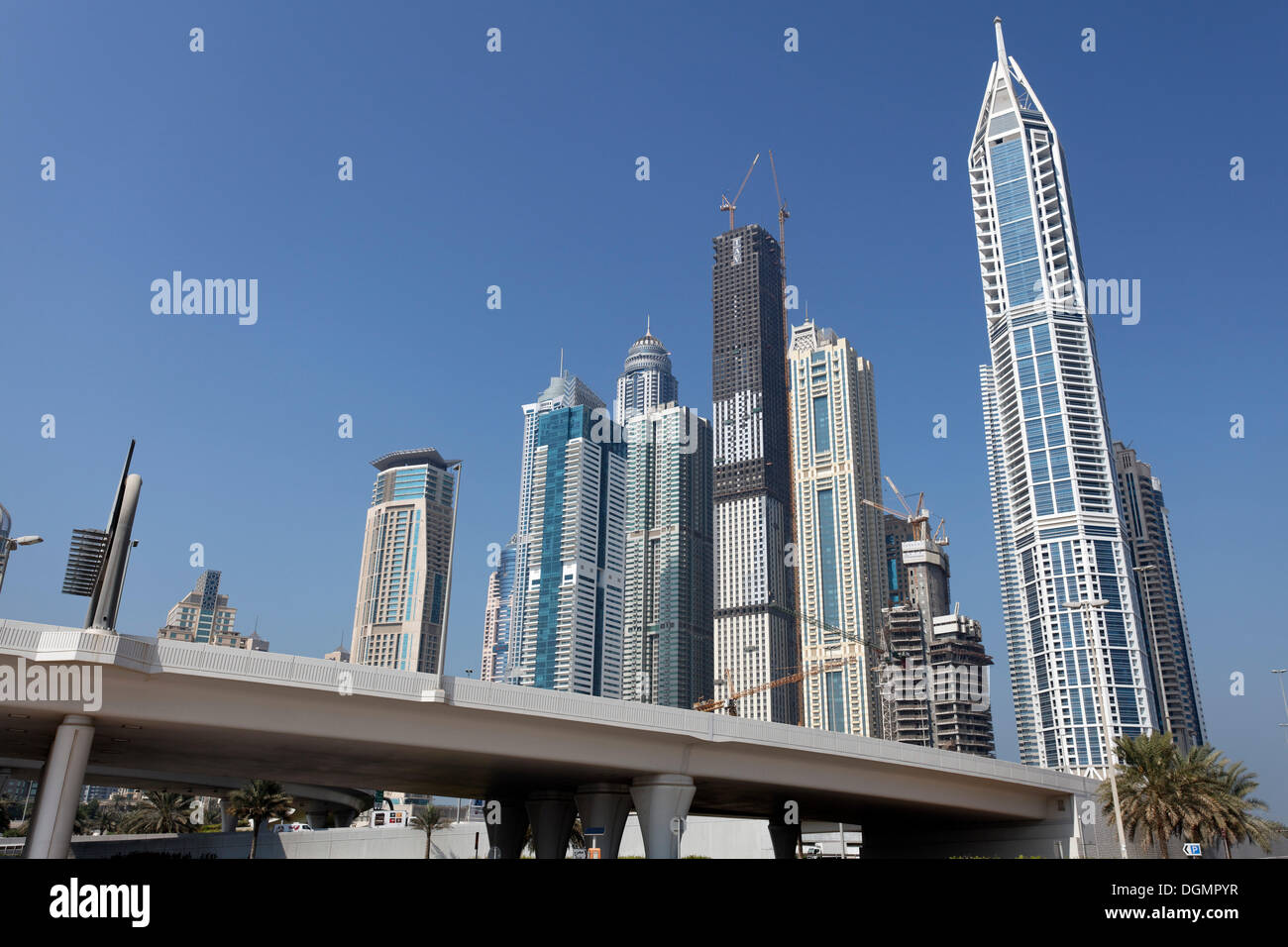 Grattacieli nel centro commerciale District, Dubai, Emirati Arabi Uniti, Medio Oriente e Asia Foto Stock