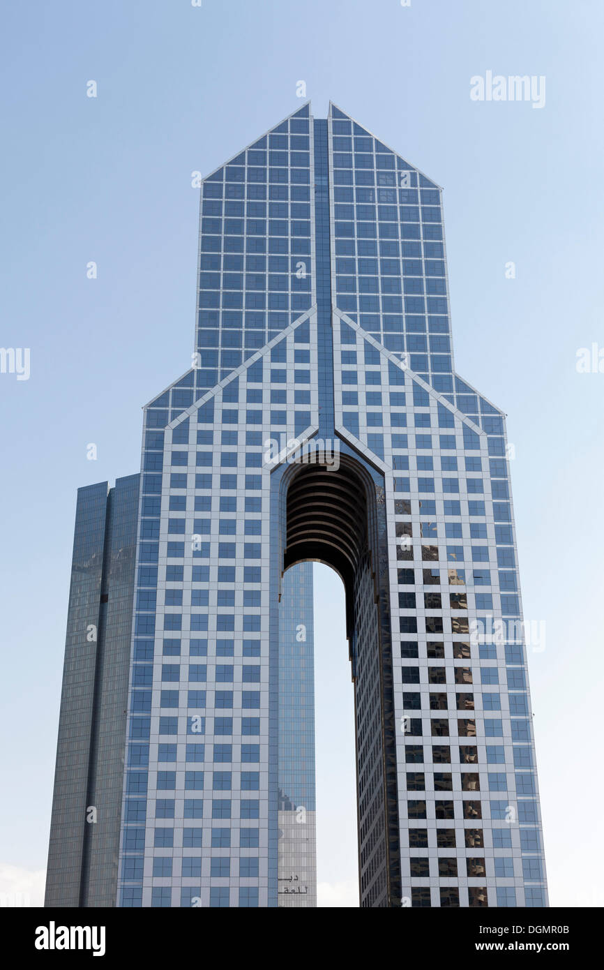 Grattacielo con un'apertura, Sheikh Zayed Road, Dubai, Emirati Arabi Uniti, Medio Oriente e Asia Foto Stock