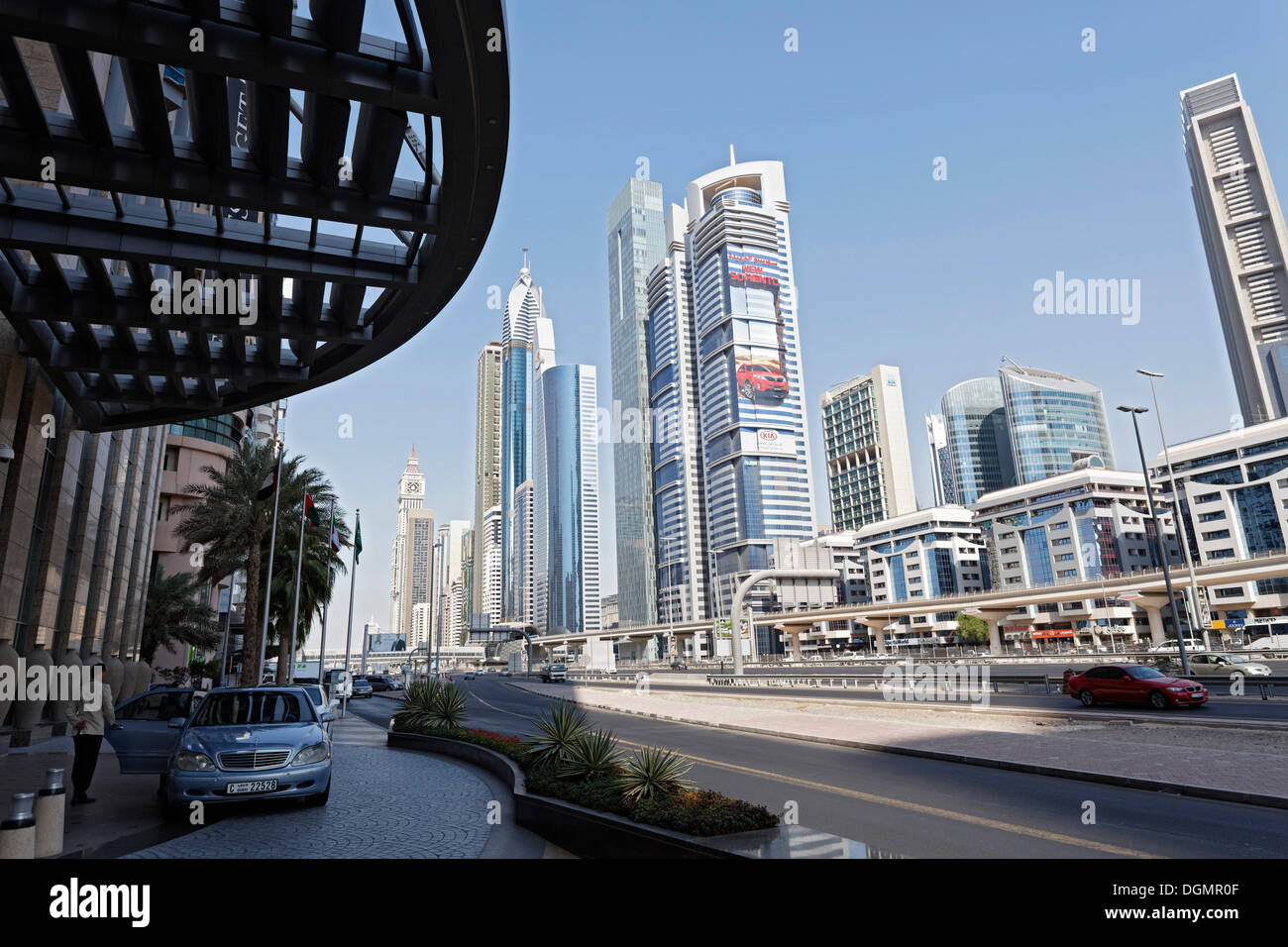 Viale di accesso alla struttura Shangri-La Hotel, Sheikh Zayed Road, guardando verso il centro finanziario internazionale di Dubai, DIFC, Dubai Foto Stock