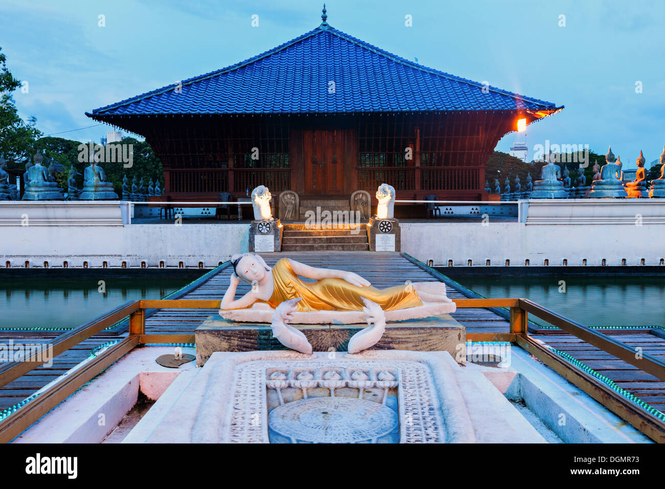 Sri Lanka, Colombo, Gangaramaya il tempio e la statua di Buddha Foto Stock