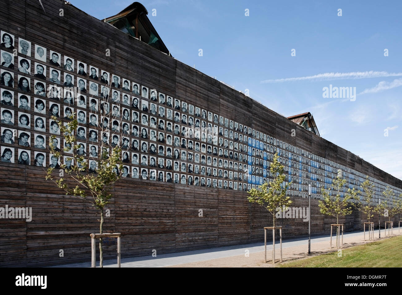 Parete di mille volti, pareti in legno ricoperta con ritratti nascondere un impianto siderurgico, parco del Reno di Duisburg, Duisburg-Hochfeld Foto Stock