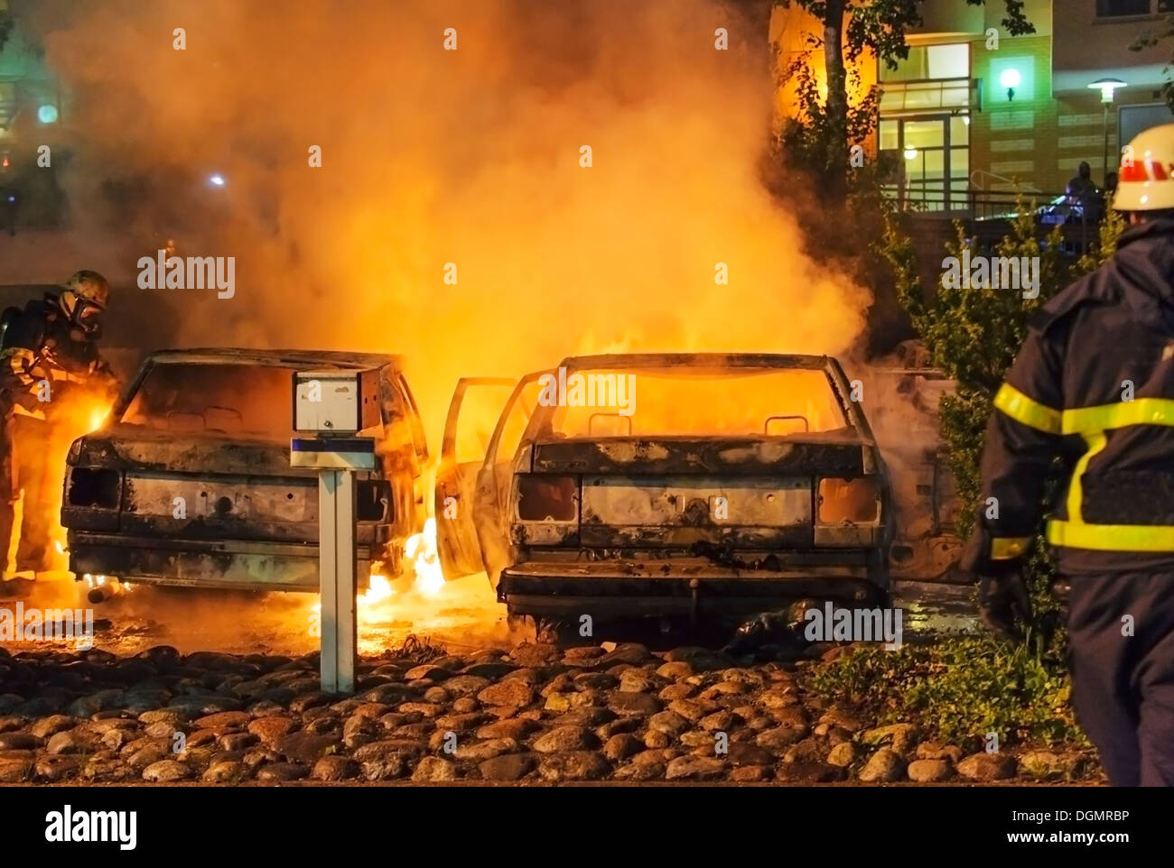 La masterizzazione di auto e i vigili del fuoco Foto Stock