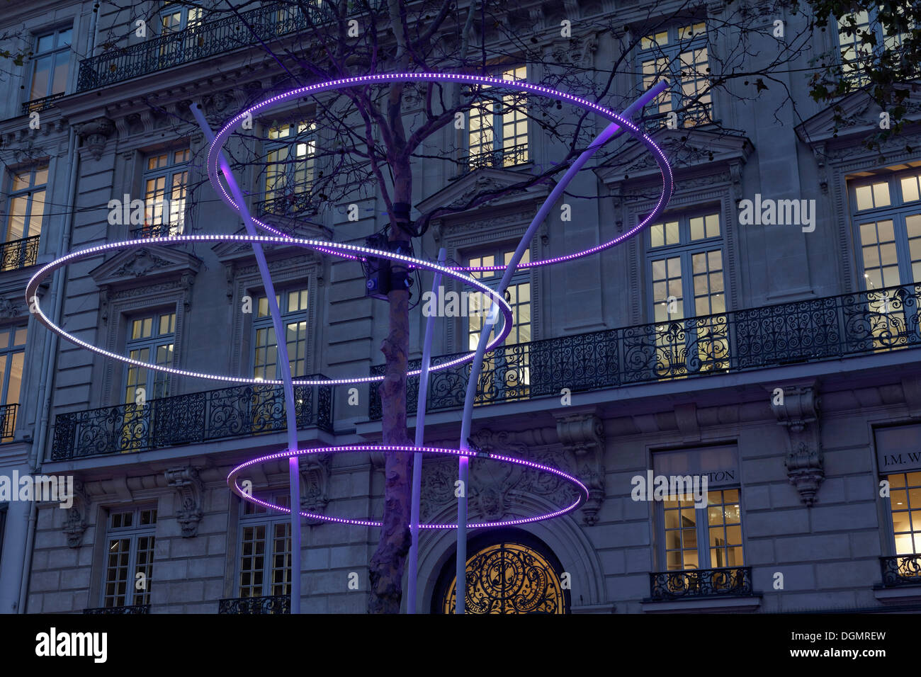 Albero di Natale con illuminazione, Avenue des Champs-Élysées, ottavo arrondissement di Parigi e dell' Ile-de-France, Francia Foto Stock