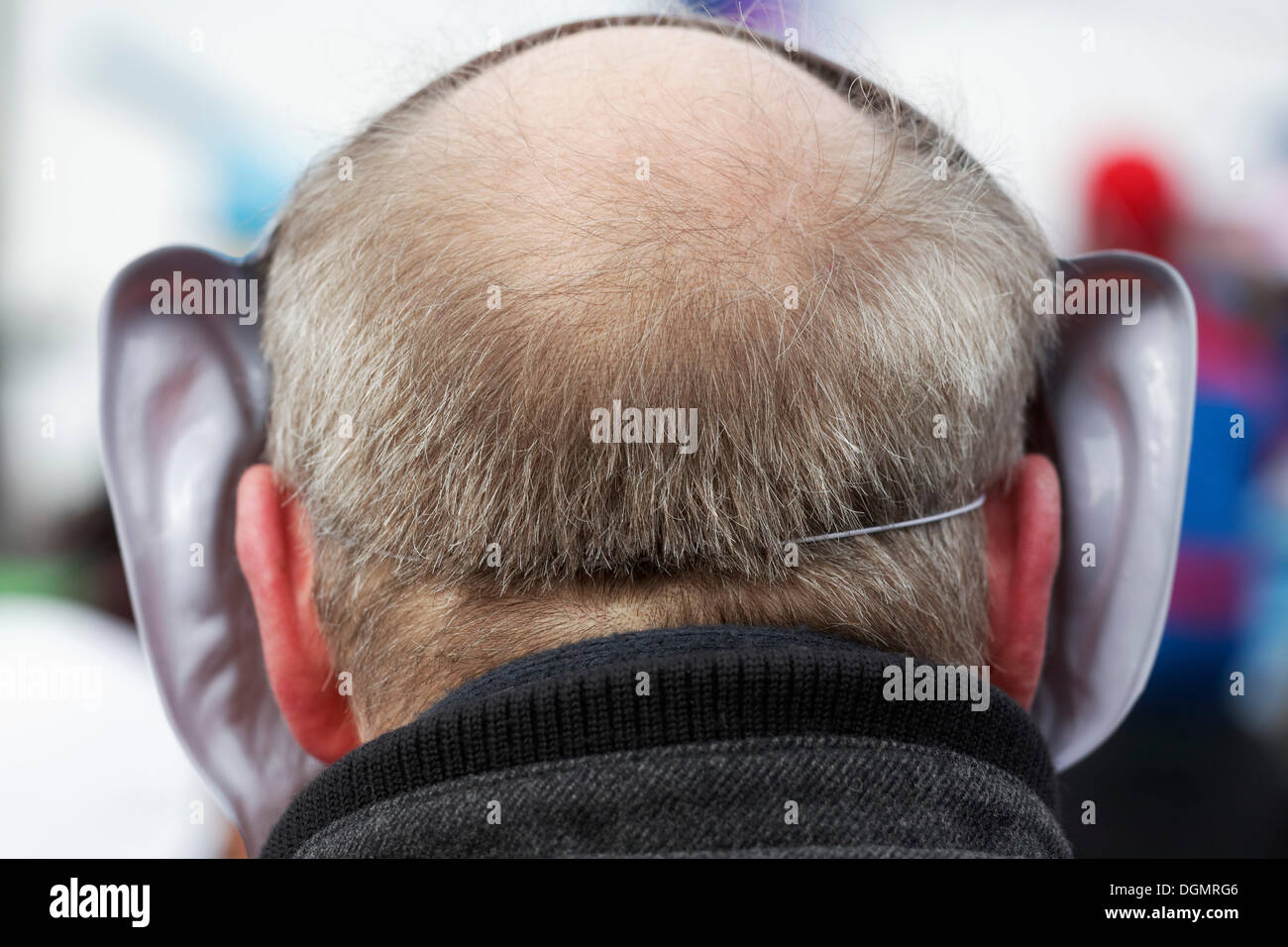 Uomo anziano che indossa una maschera di carnevale con le orecchie grandi, vista posteriore, Düsseldorf, Renania, Renania settentrionale-Vestfalia, Germania Foto Stock