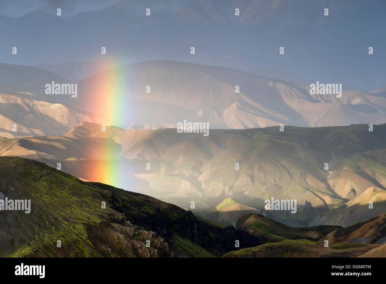Segmento di un arcobaleno sopra la riolite montagne vicino alla regione di Landmannalaugar, Hrafntinnusker mountain Foto Stock