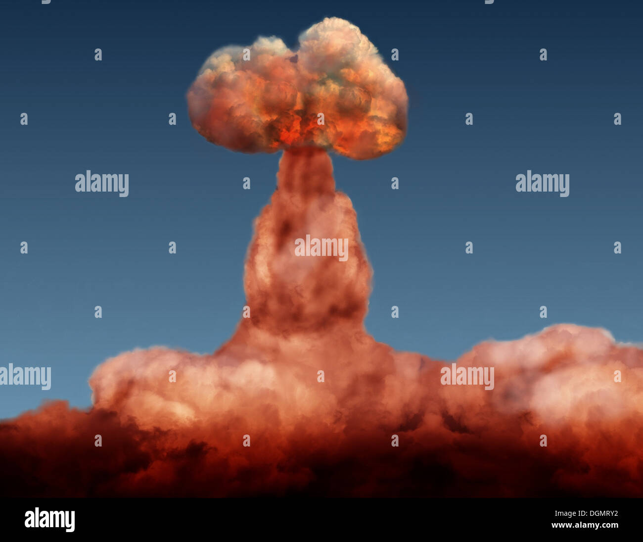 Esplosione della bomba atomica su sfondo del cielo Foto Stock