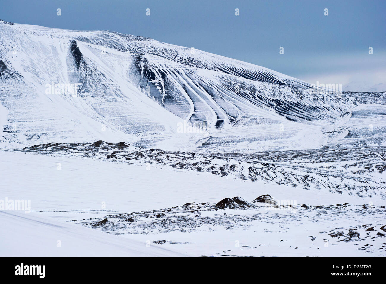 Una vista dettagliata di una snow-capped paesaggio di montagna, Spitsbergen, Svalbard, Norvegia, Europa Foto Stock