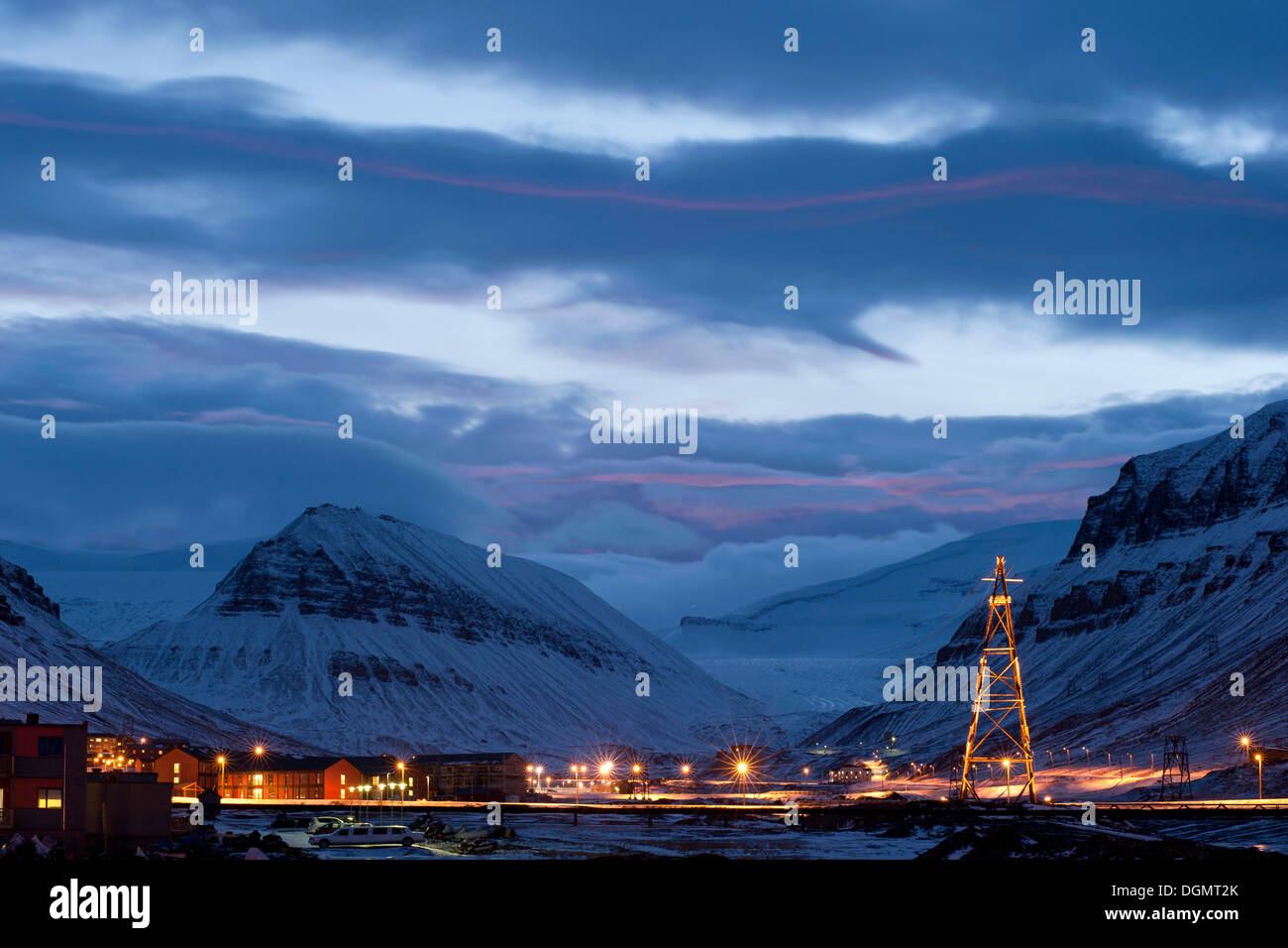 Vista parziale della città di Longyearbyen, Longyeardal invernale paesaggio di montagna alla luce massima della notte polare Foto Stock