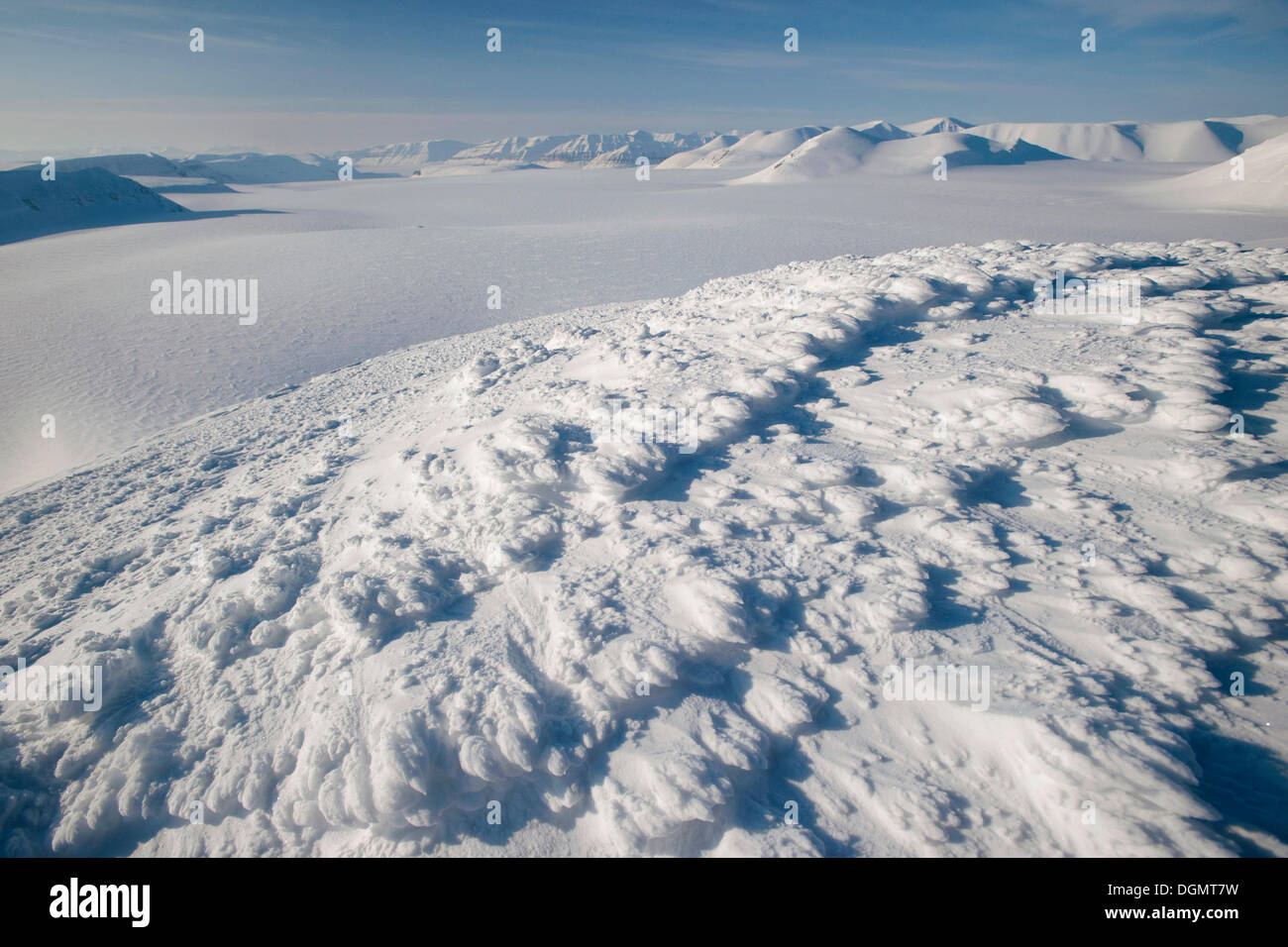 Vista da Mt Nordvakta sopra la coperta di neve glacier scenario di Sabine Terra, Spitsbergen, Svalbard, Norvegia, Europa Foto Stock