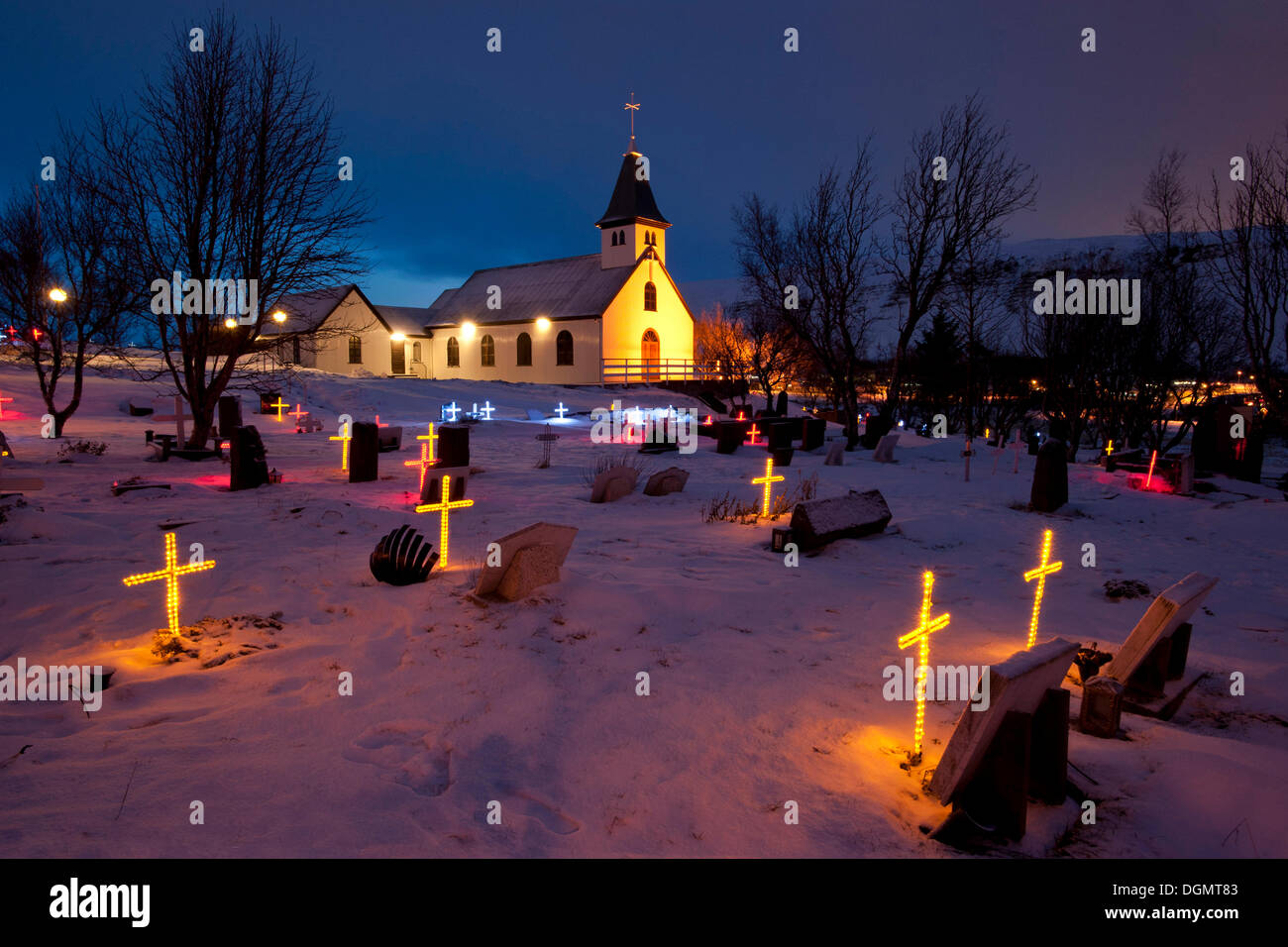 Illumina le lapidi del Cimitero alla Chiesa Lágafellskirkja, tipico islandese personalizzata in tempo di Natale, Reykjavik Foto Stock