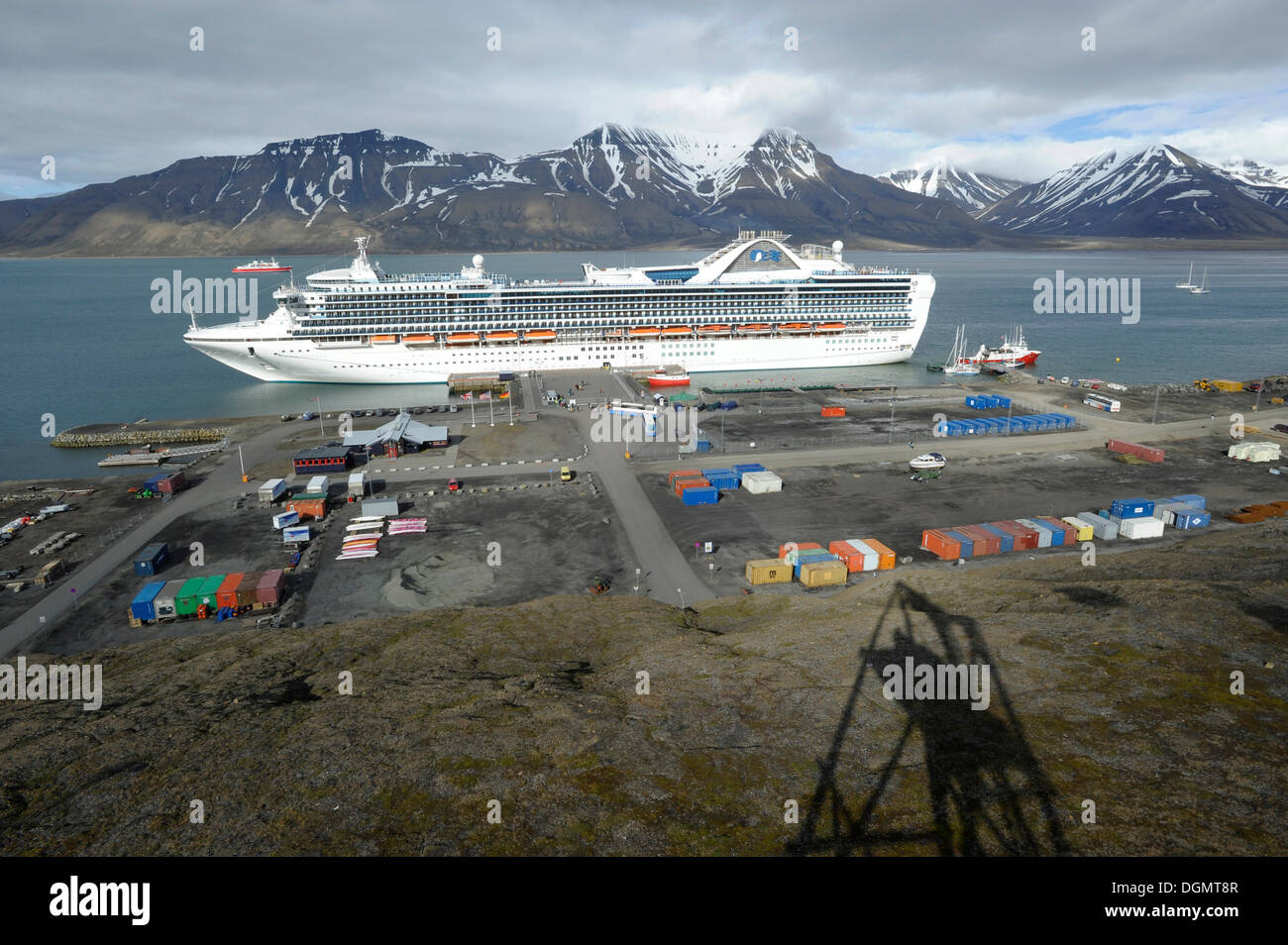 La nave di crociera, Grand Princess da Princess Cruises, ormeggiata nel porto di Longyearbyen, ombra di una storica del carbone cabinovia Foto Stock