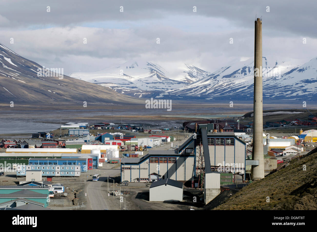 Centrali a carbone vegetale a Longyearbyen nella zona industriale della città contro lo sfondo delle montagne del Adventdalen Foto Stock