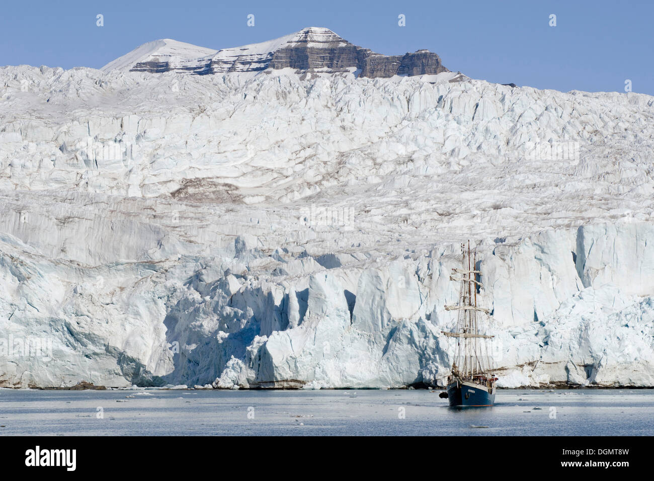 Nave a vela, Antigua, davanti al fronte del ghiacciaio Nordenskioeldbreen, Isfjorden, Spitsbergen, Svalbard, Norvegia, Europa Foto Stock