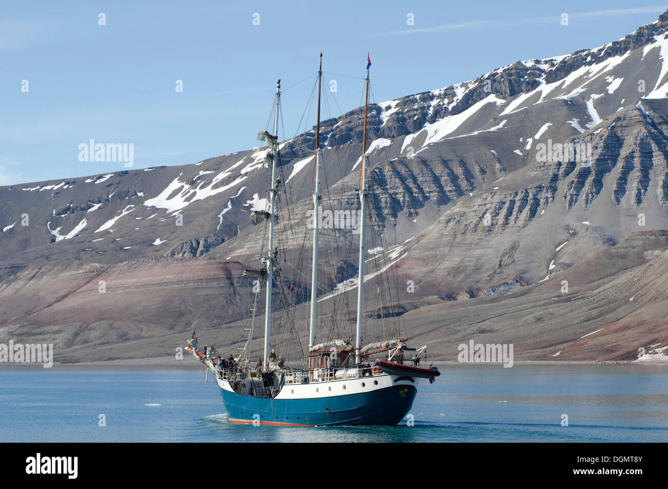 Nave a vela, Antigua, nel Billefjorden, Isfjorden, Spitsbergen, Svalbard, Norvegia, Europa Foto Stock