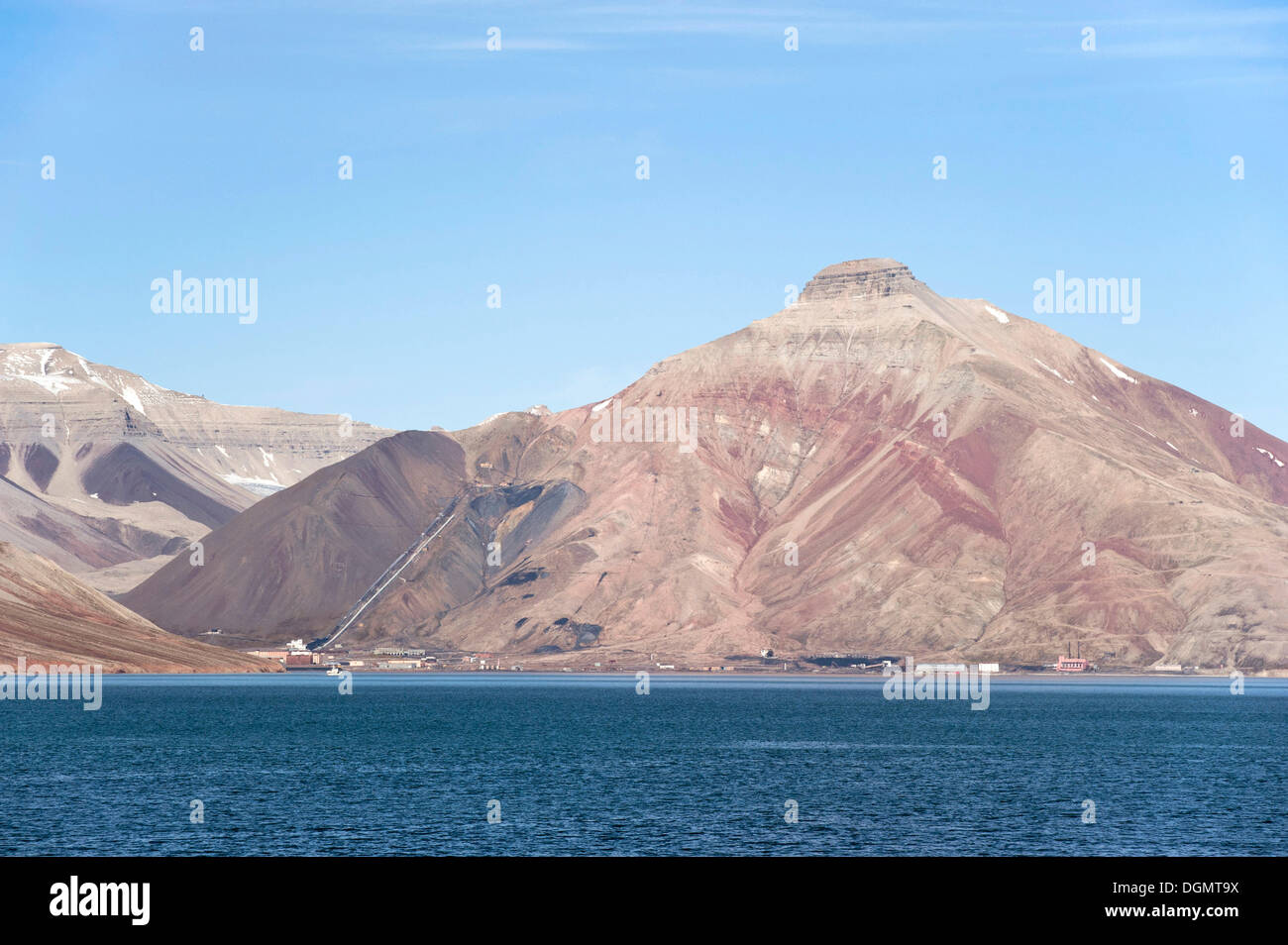 Abbandonato il russo città mineraria di Pyramiden sotto la montagna dello stesso nome, Billefjorden, Isfjorden, Pyramiden Foto Stock