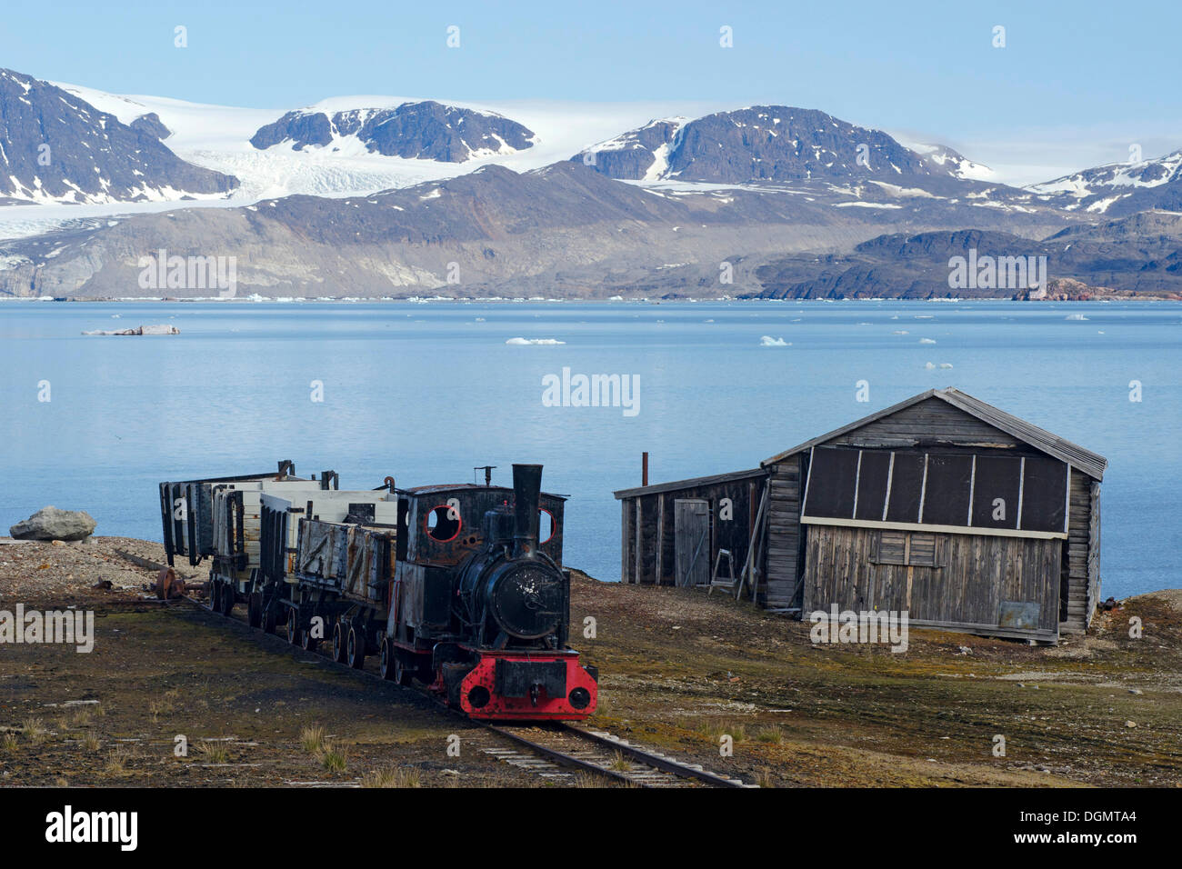 Miniera storico treno a Ny Alesund contro lo sfondo di Kongsfjorden o Kings Bay, Kongsfjorden, Ny Ålesund- Foto Stock
