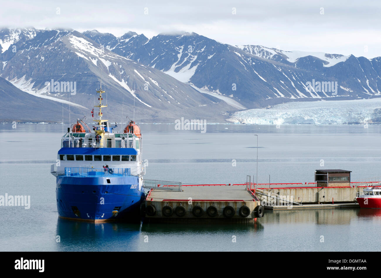 Piccolo Expedition nave da crociera, MS Quest, Kongsfjorden, a Ny Ålesund, isola Spitsbergen, arcipelago delle Svalbard Foto Stock