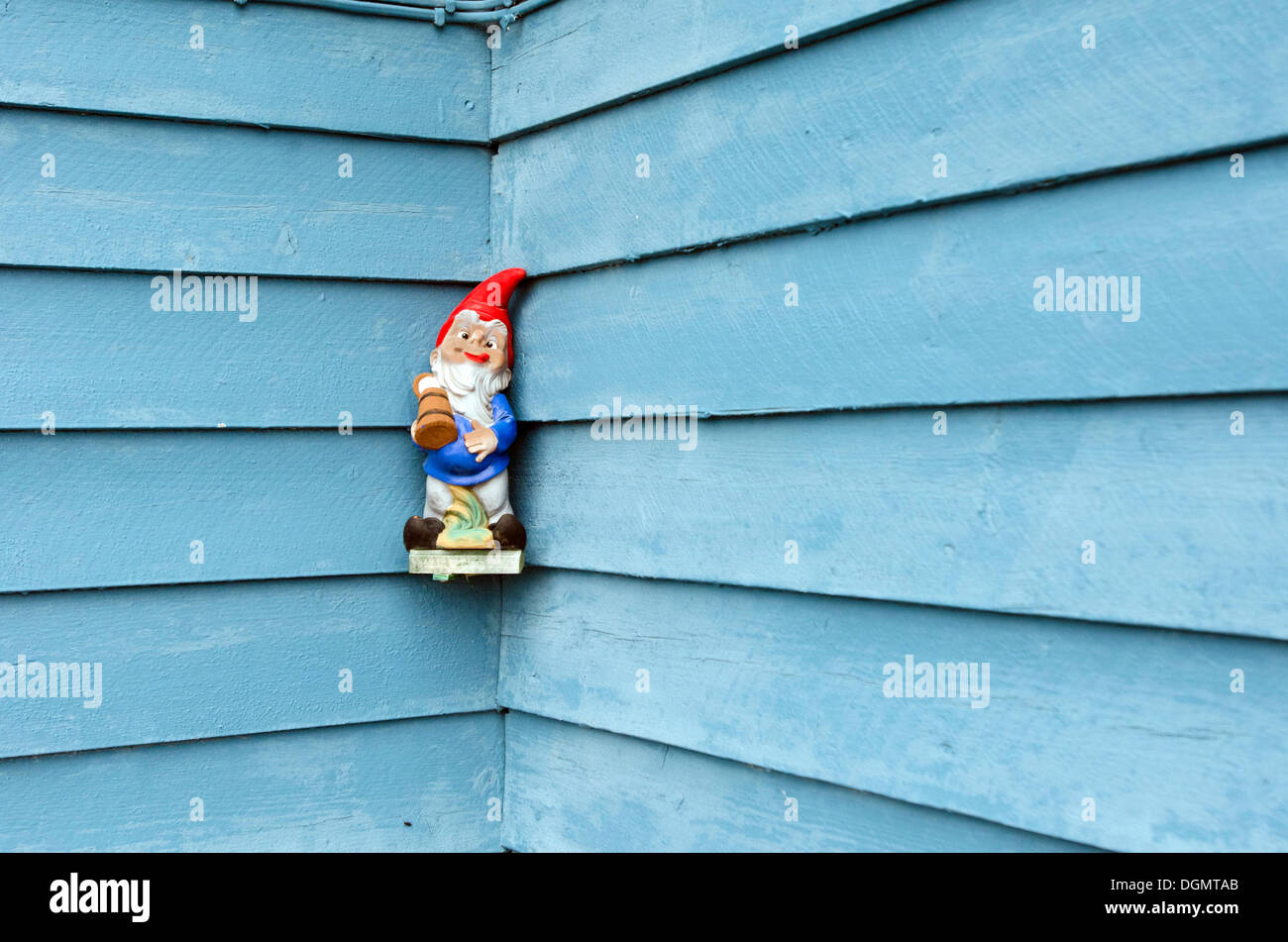 Gnomo da giardino sulla parete del tedesco della stazione di ricerca in Ny Alesund, Kongsfjorden, a Ny Ålesund, isola Spitsbergen Foto Stock