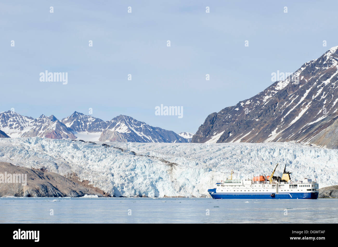 Expedition nave da crociera, MS Ocean Nova, nella parte anteriore del ghiacciaio Blomstrandbreen, Krossfjorden, Haakon VII Terra, isola Spitsbergen Foto Stock