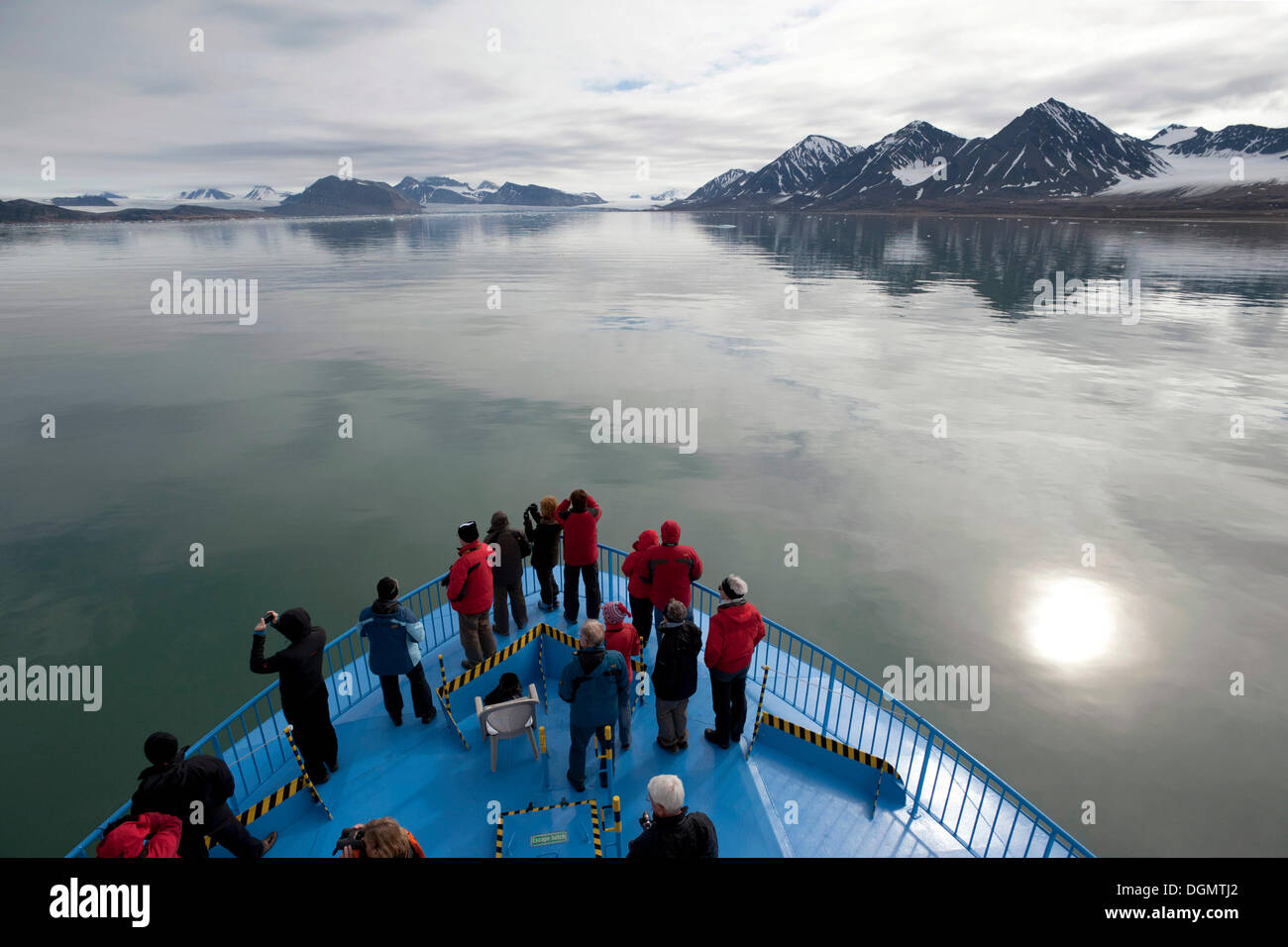 I passeggeri della Expedition nave da crociera, MS ricerca, osservando il paesaggio della Kongsfjorden, isola Spitsbergen Foto Stock