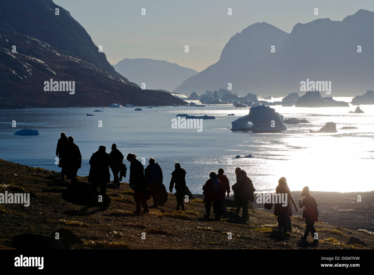 Gli escursionisti di fronte al fiordo di scenario in Vest Frederiksdal, Nordbugten, Scoresbysund, Sermersooq, Groenlandia Foto Stock