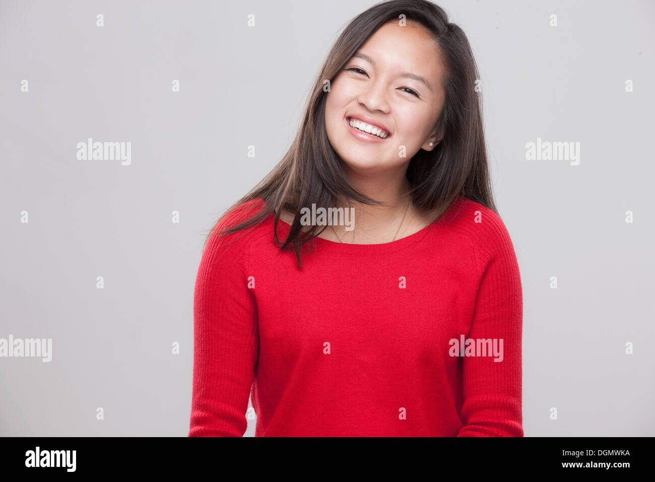 Ritratto di felice ragazza adolescente (16-17) Foto Stock