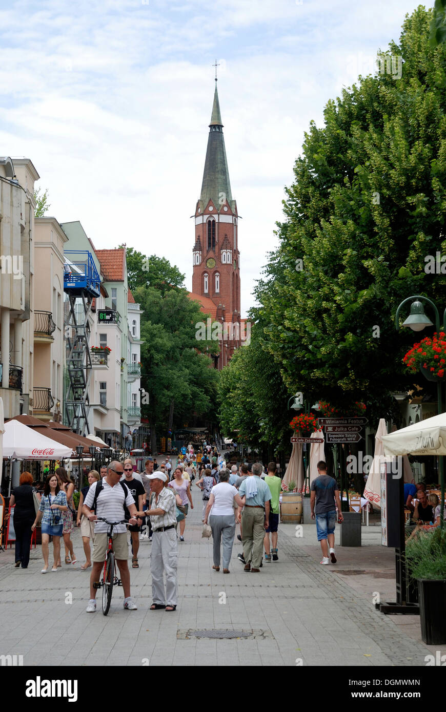 Boulevard Monte Cassino di Sopot e la chiesa di San Giorgio. Foto Stock