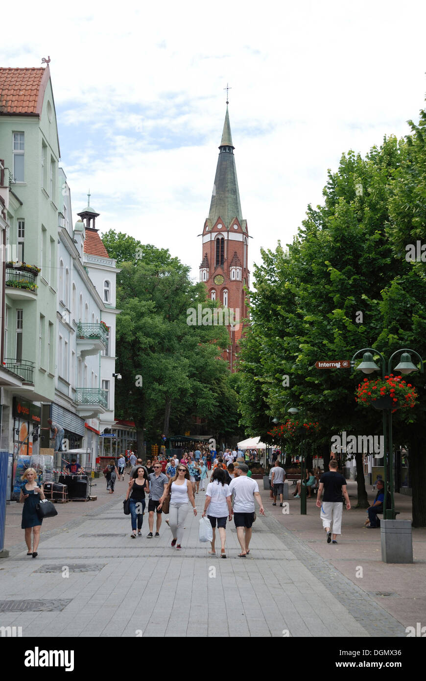 Boulevard Monte Cassino di Sopot e la chiesa di San Giorgio. Foto Stock