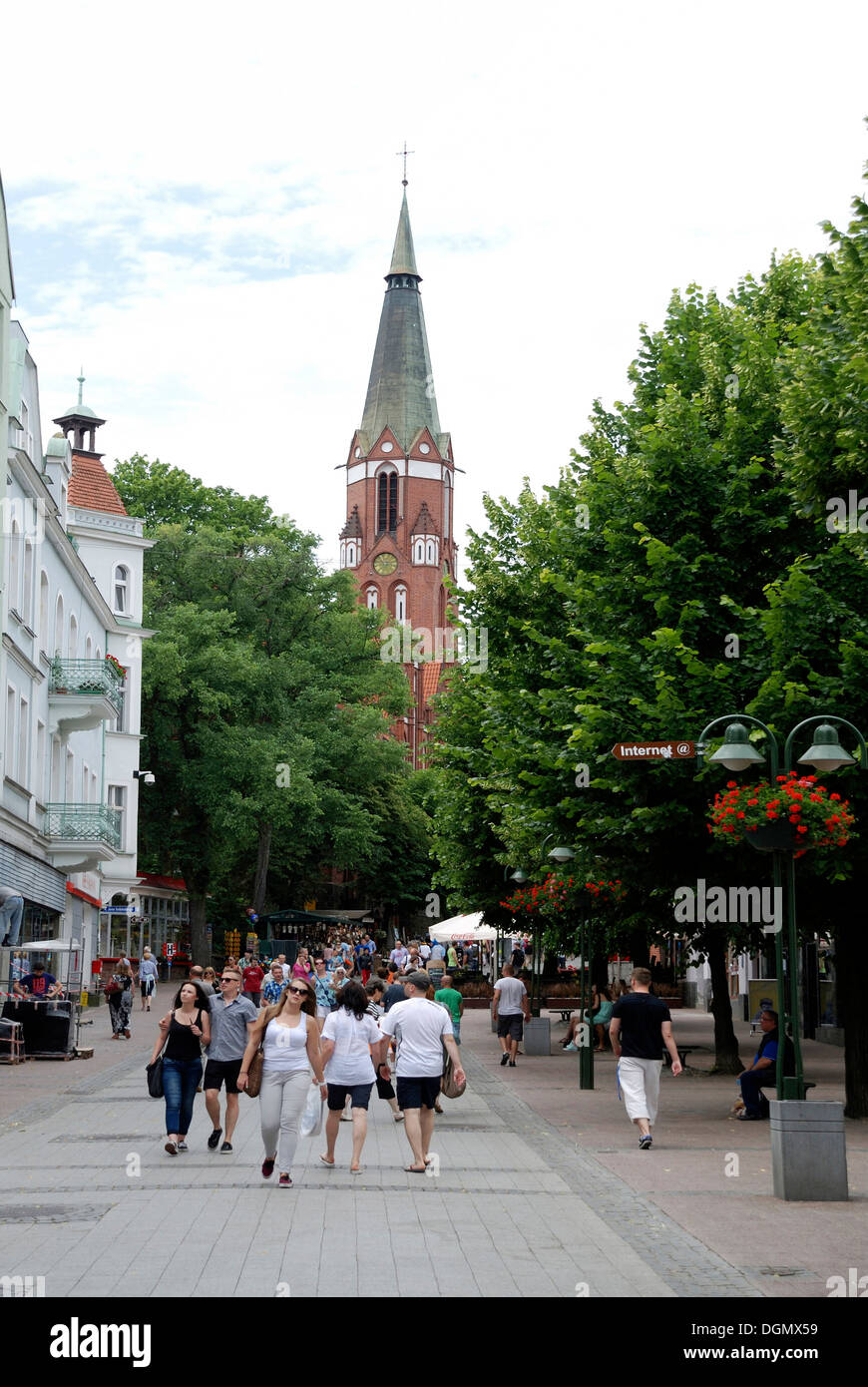 Boulevard Monte Cassino di Sopot e la chiesa di San Giorgio. Foto Stock