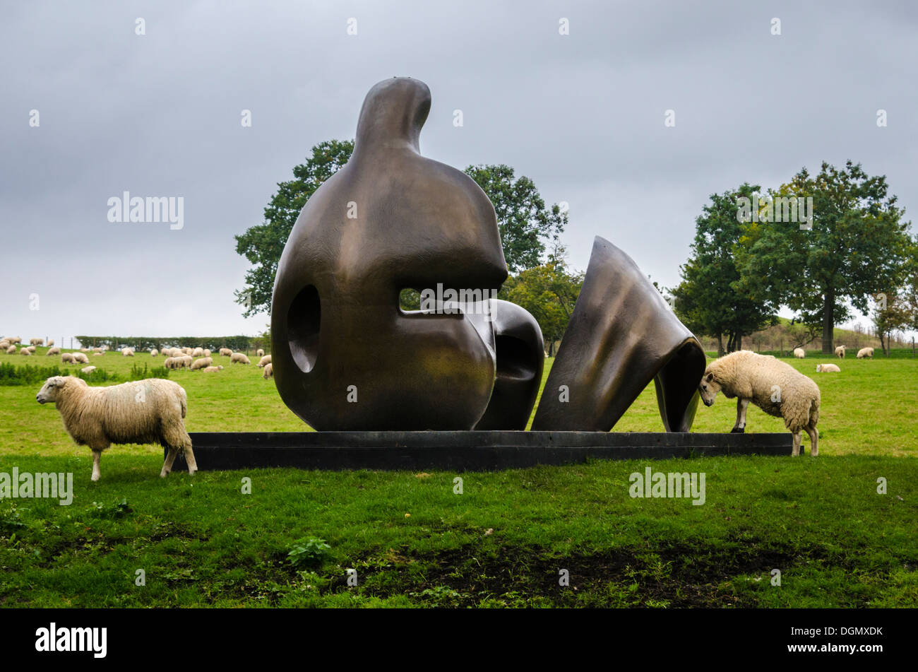 Henry Moore Foundation bronzo scultura tre pezzi Reclining Figure drappeggiato in un campo di pecore. Perry Green molto Hadham Hertfordshires Foto Stock
