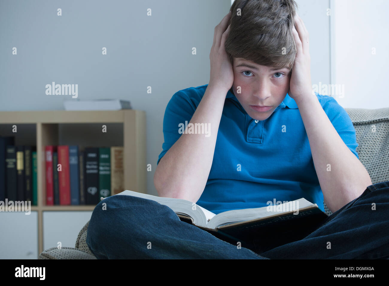 Ragazzo (14-15) stanco di studiare Foto Stock