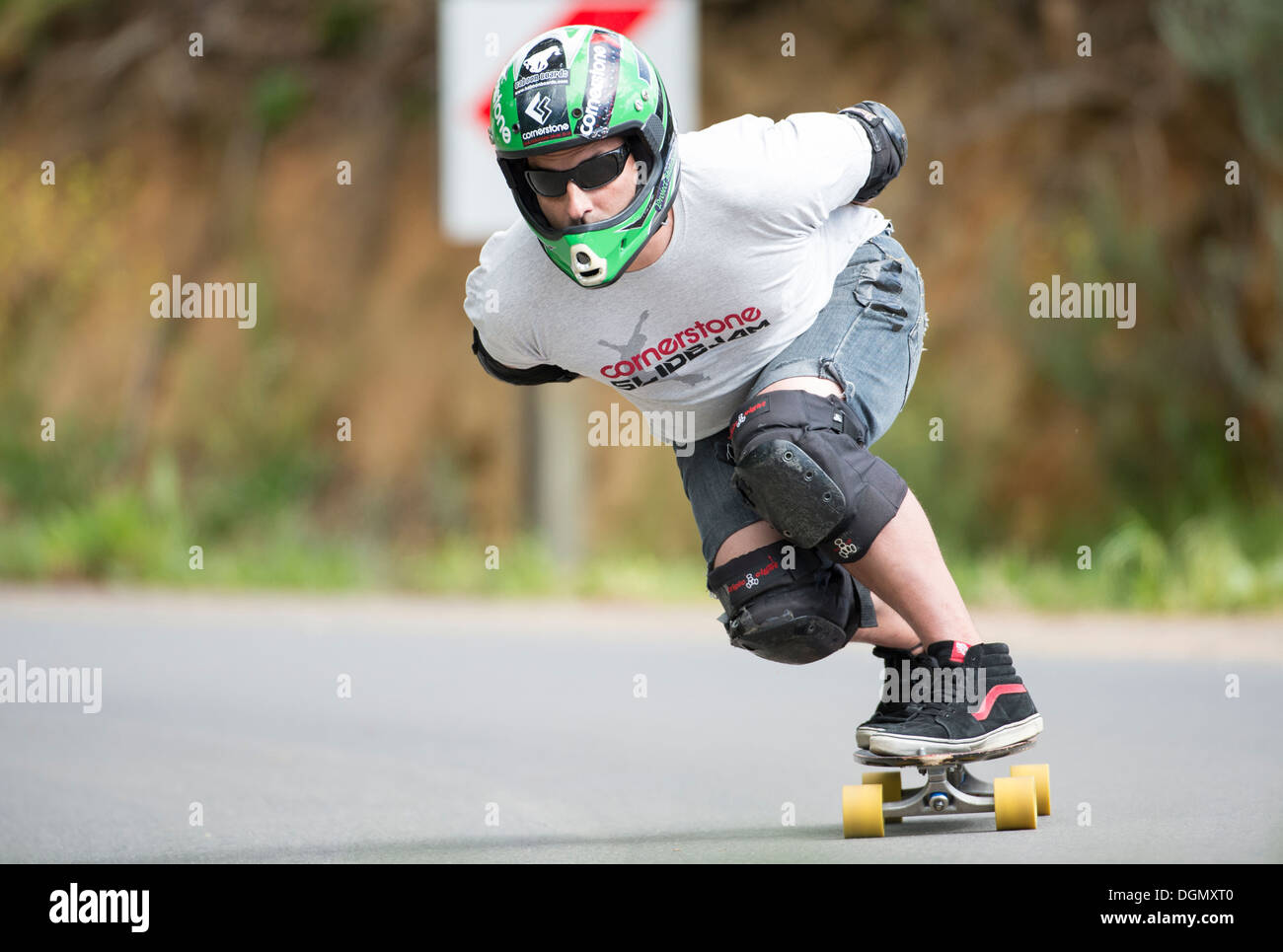 Skateboard longboard formazione uomo in discesa su strada pubblica Foto Stock