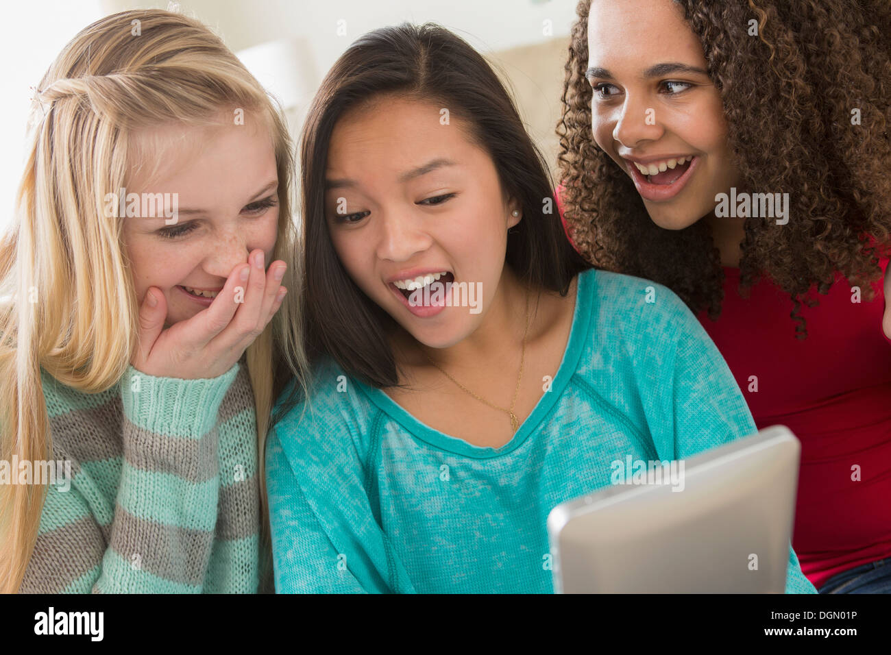 Le ragazze (12-13,14-15,16-17) giocando con la compressa Foto Stock