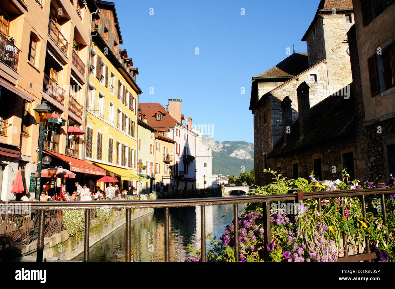 L ombra di Annecy il famoso Palais de l'Ile prigione gettato sul lungomare di vecchi edifici dal Thiou canal, Annecy, Francia Foto Stock