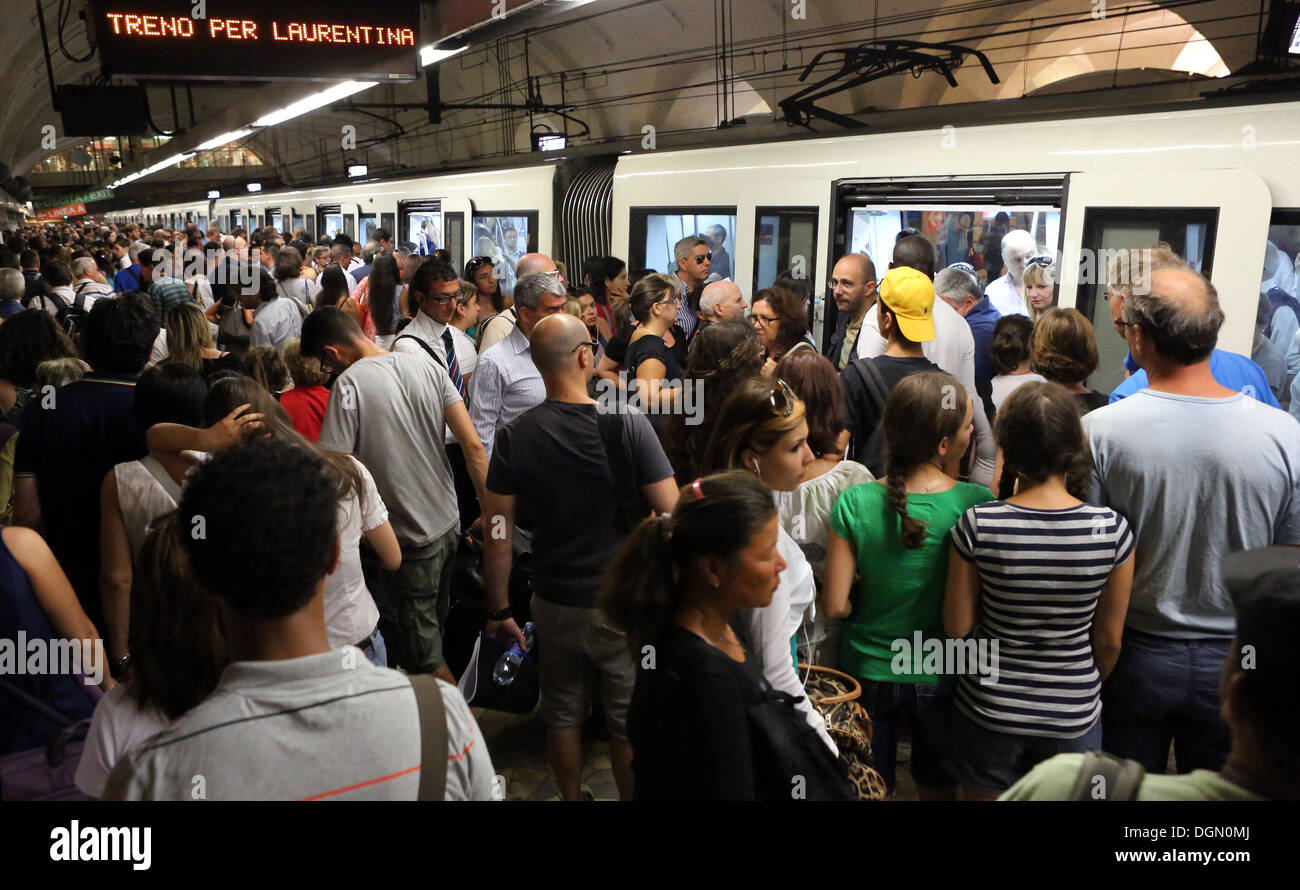 Roma, Italia, la gente nella stazione della metropolitana Foto Stock