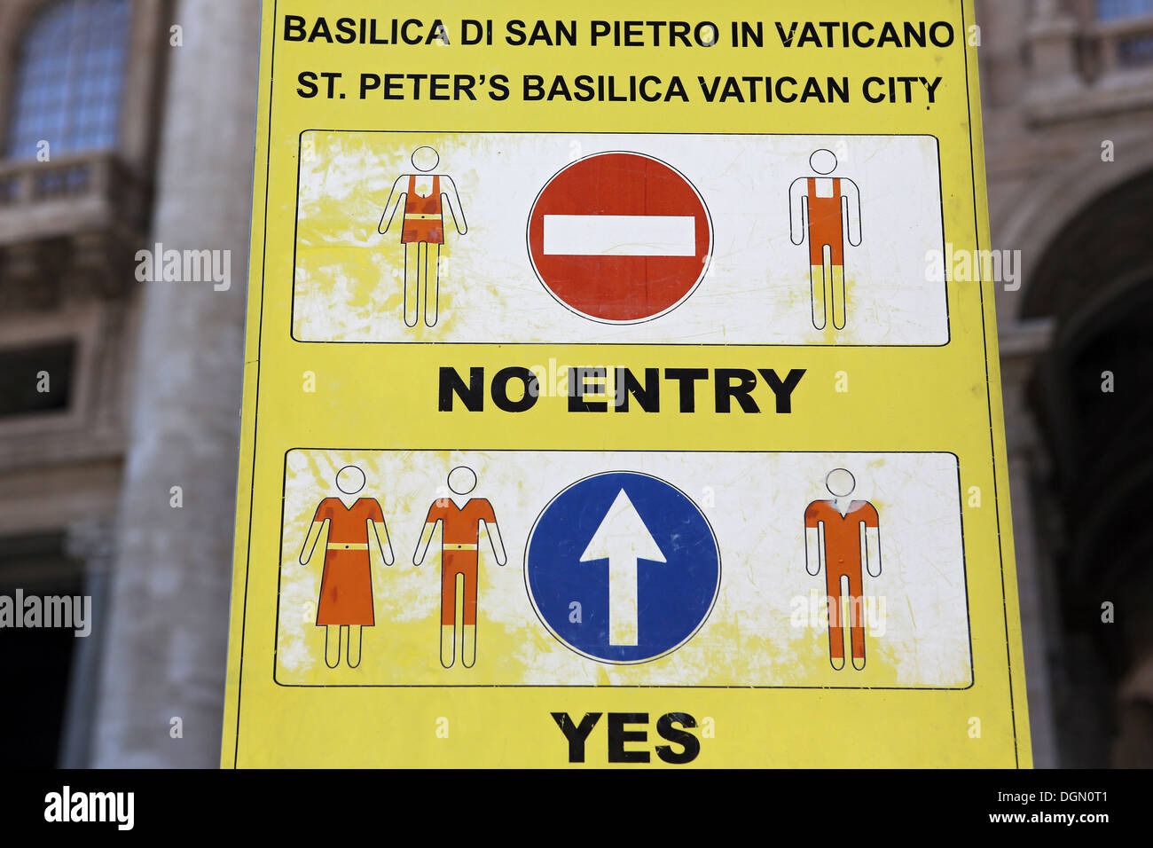 Città del Vaticano, Città del Vaticano, firmare il codice di abbigliamento  presso San Pietro Foto stock - Alamy