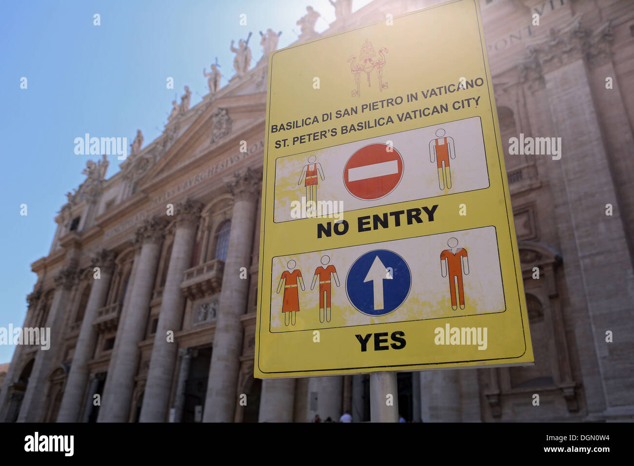 Città del Vaticano, Città del Vaticano, firmare il codice di abbigliamento prima della Basilica di San Pietro Foto Stock