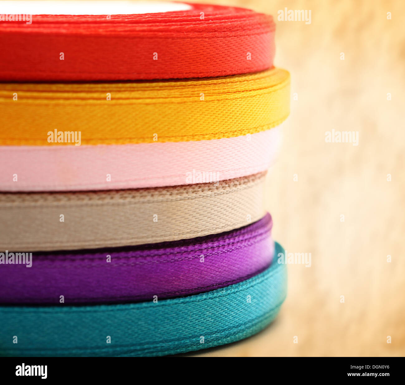 Bobine di nastro colorato su sfondo della carta Foto Stock