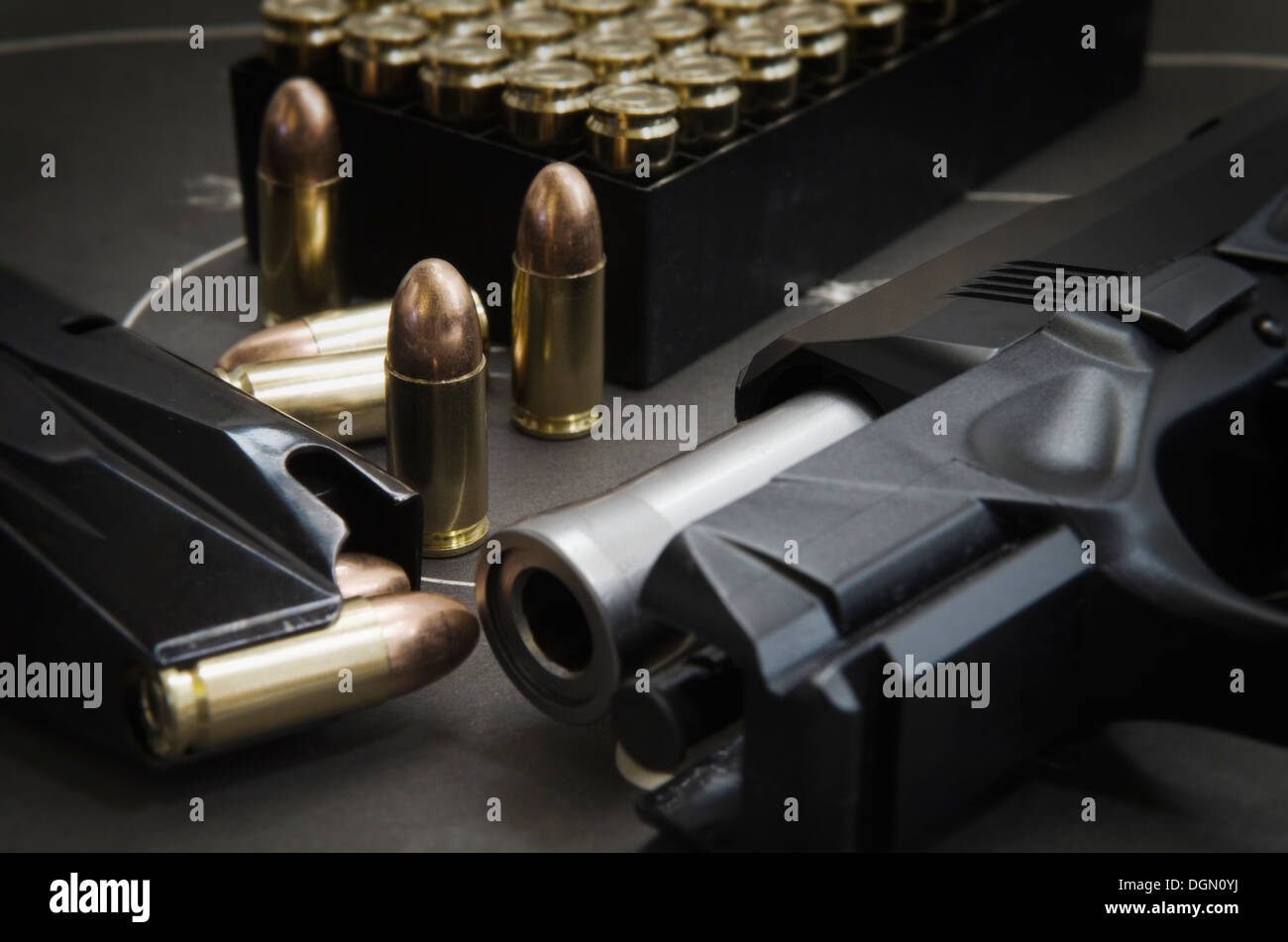 Beretta 9mm Px4 Storm pistola semi-automatica con la rivista e Full Metal Jacket munizioni sullo sfondo del bersaglio Foto Stock