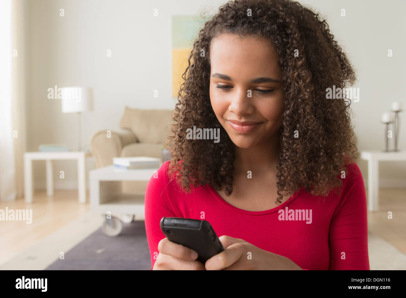 Ritratto di ragazza (12-13) texting sul suo cellulare Foto Stock